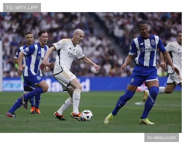 蒙彼利埃主场对阵南特，球迷看台展示巨型TIFO致敬俱乐部传奇