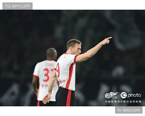 天津津门虎外援贝里奇与对方球员交换球衣，相谈甚欢